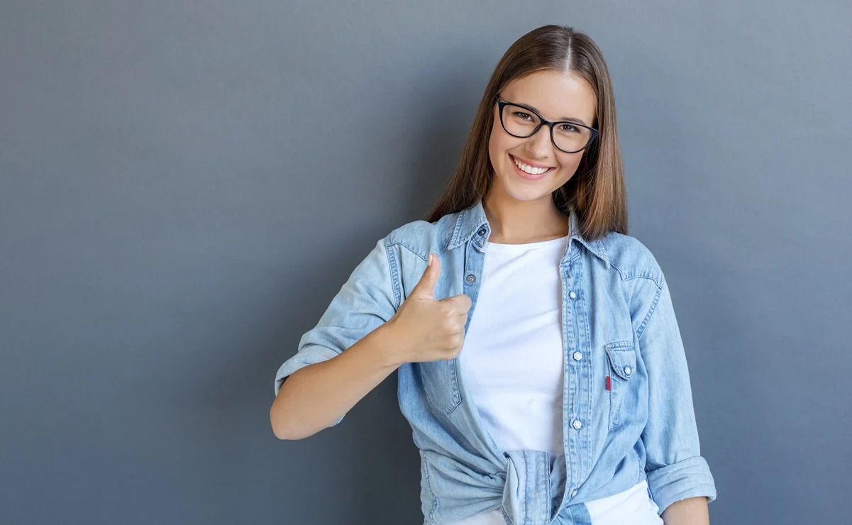 ragazza che ha trovato una stanza in affitto