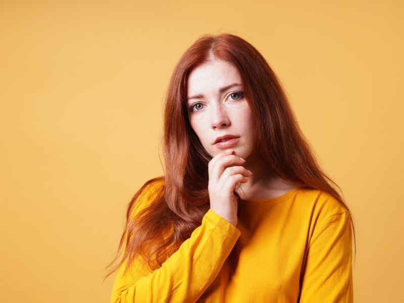 ragazza che pensa se camera singola o camera doppia
