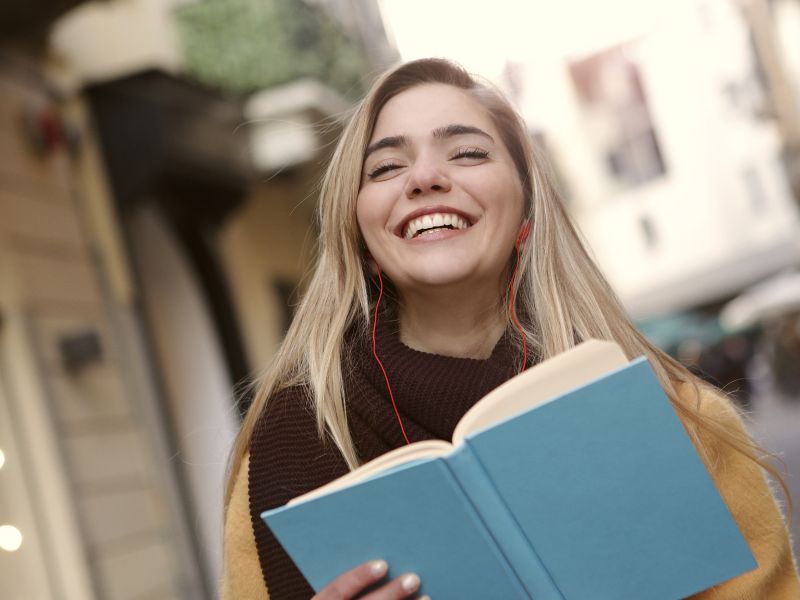 ragazza con libro in mano sorridente