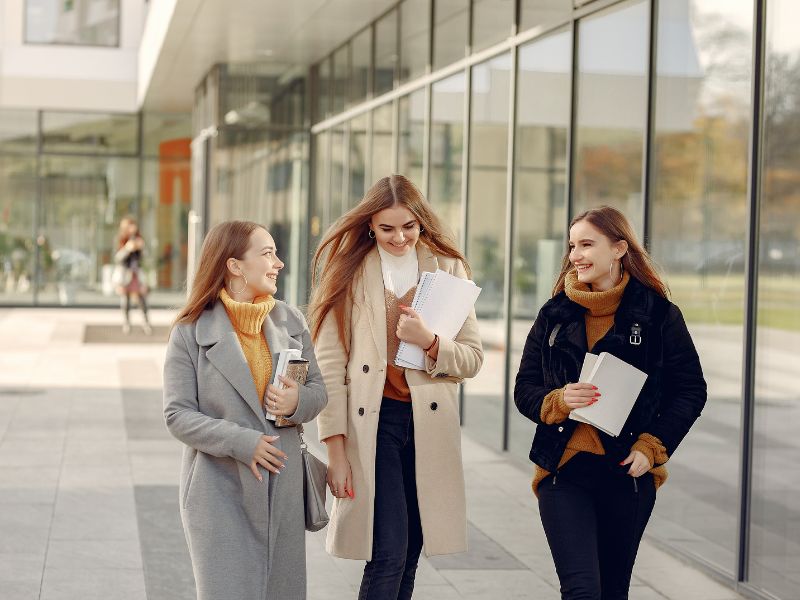studentesse in strada